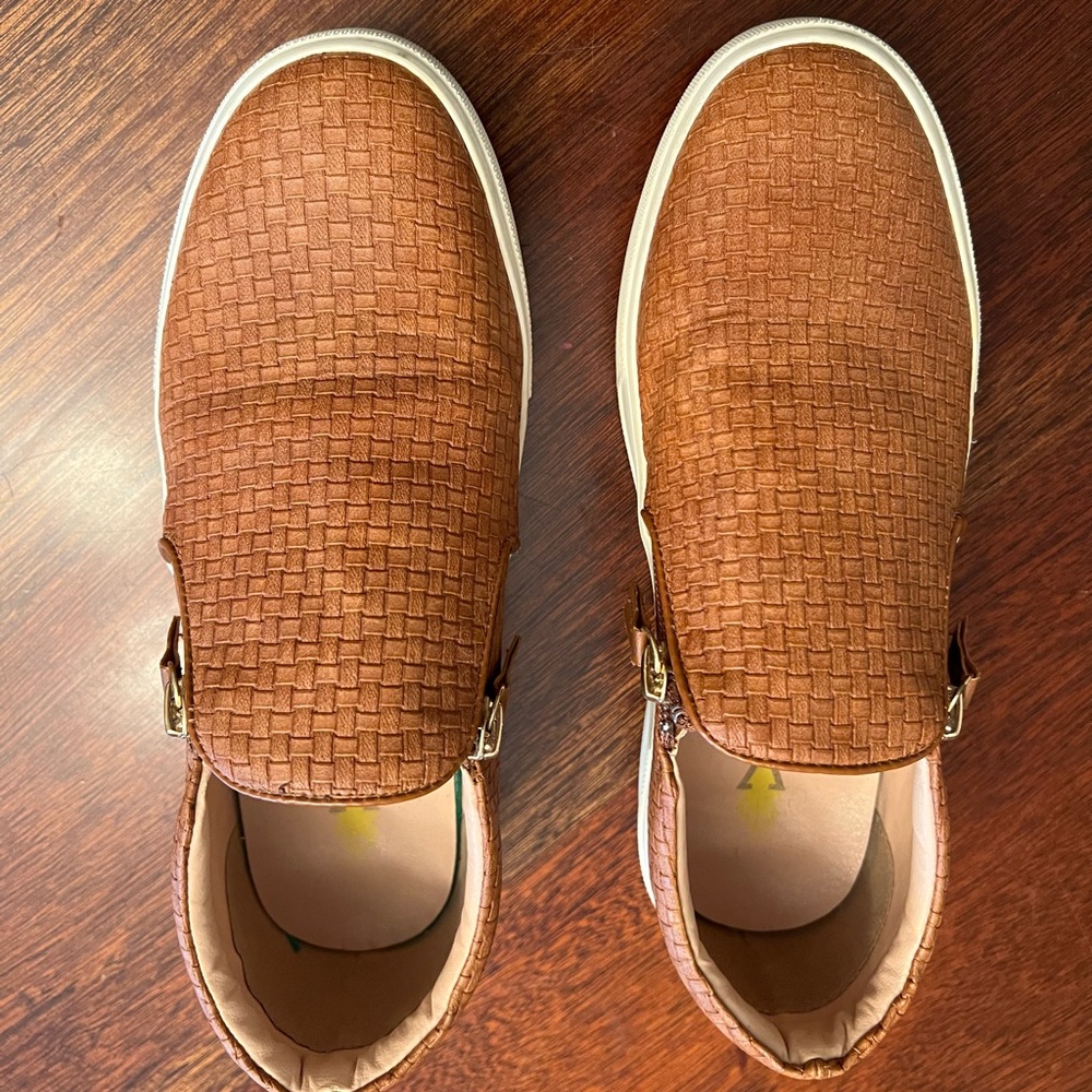 Volatile Sneakers size8